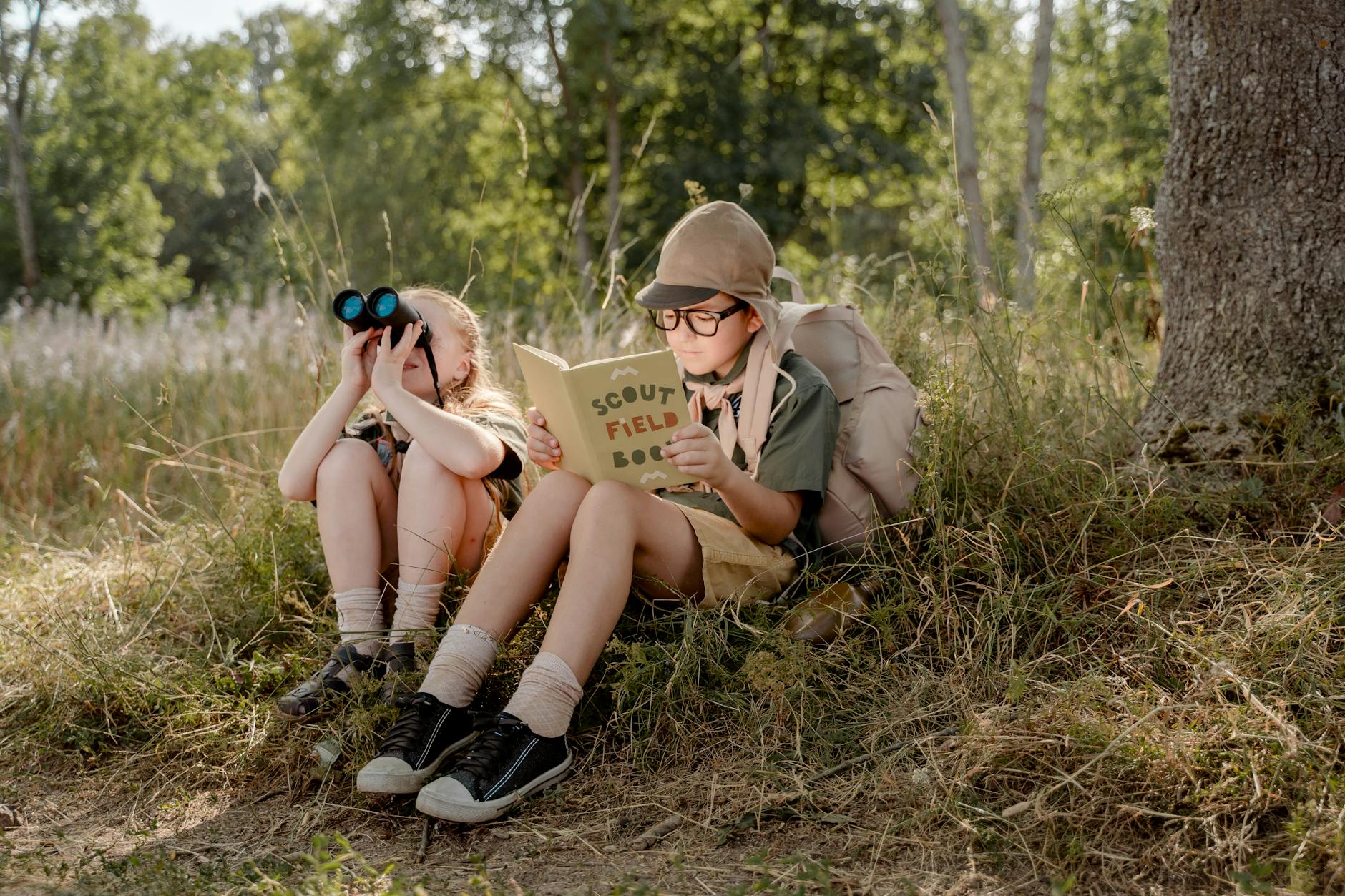 blonde girl looking at the binoculars